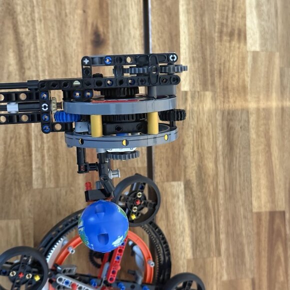 INCOMPLETE LEGO TECHNIC: Planet Earth and Moon in Orbit (42179) READ!! - Picture 14 of 16